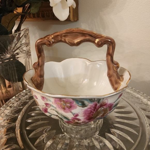 Oriental Accent Bowl with Chic Handle Asian closinssire Gold painted Floral - Picture 1 of 9